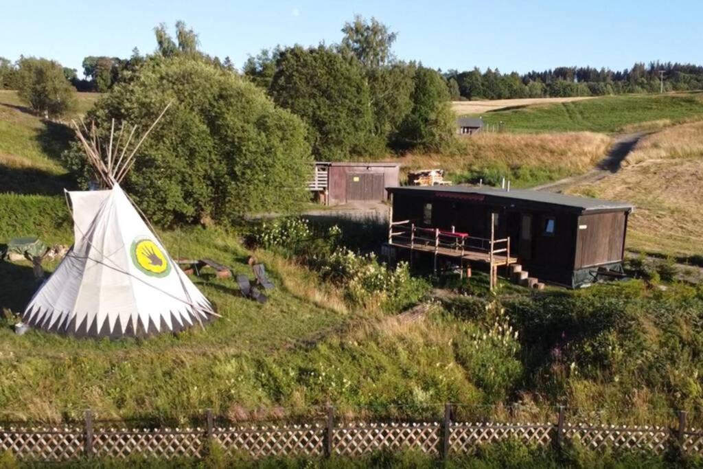 ベンネッケンシュタインTiny House Mit Indianerzelt Und Lagerfeuer Im Harzアパートメント エクステリア 写真